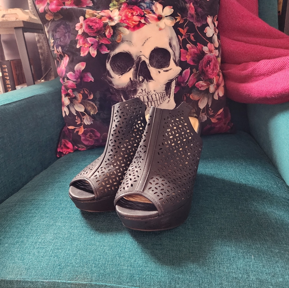 Torrid Black Cut-Out Wedge Sandals - Size 8W
